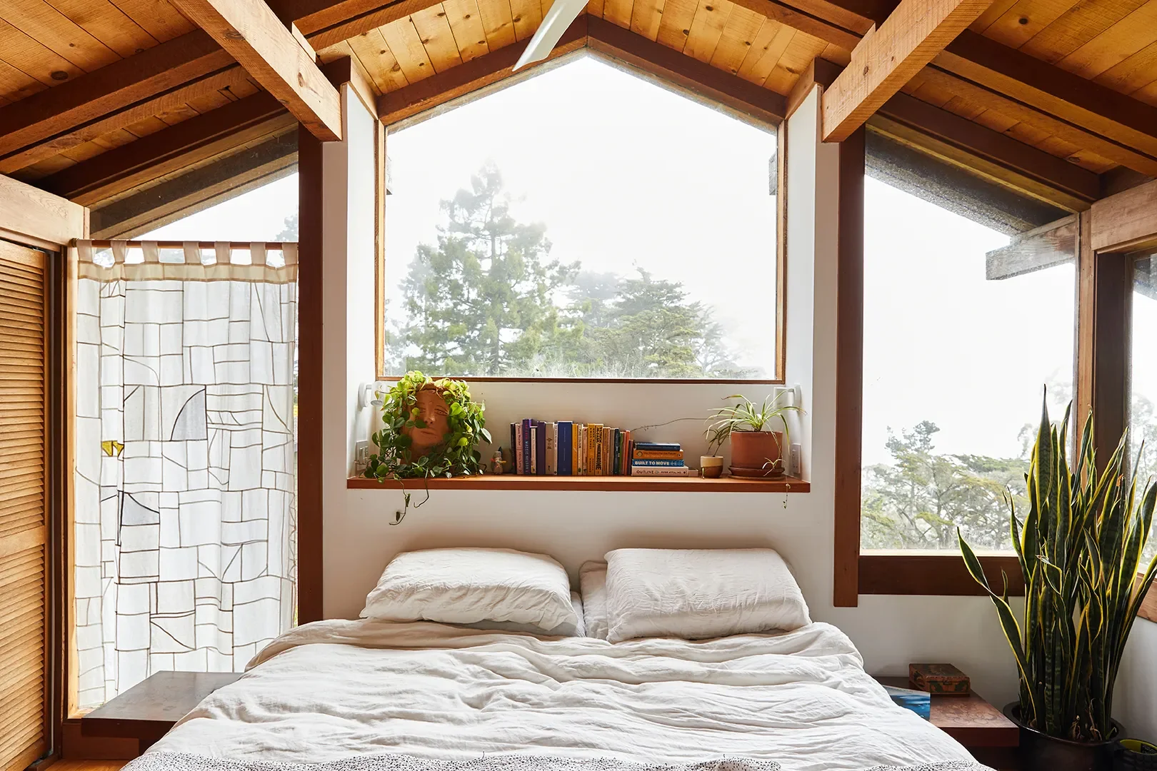 A Cedar-Shake Retreat From the '70s, Reimagined Among Northern California's Towering Redwoods