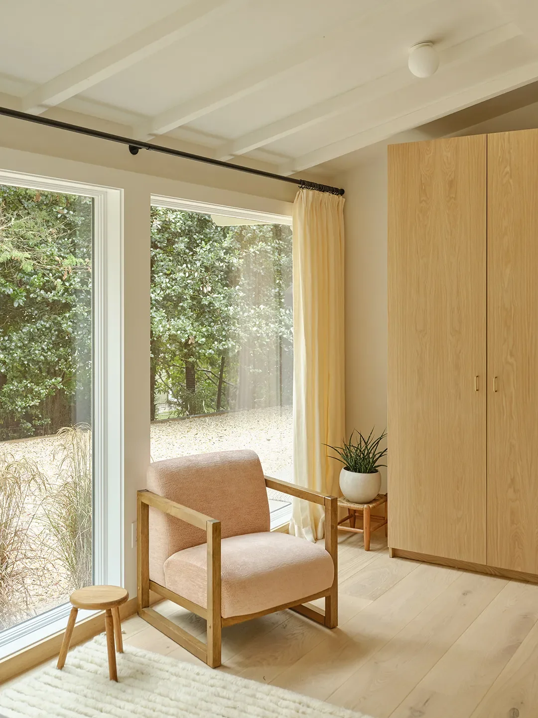 Luminous, Diffused Light Steals the Show in This Serene East Hampton Retreat
