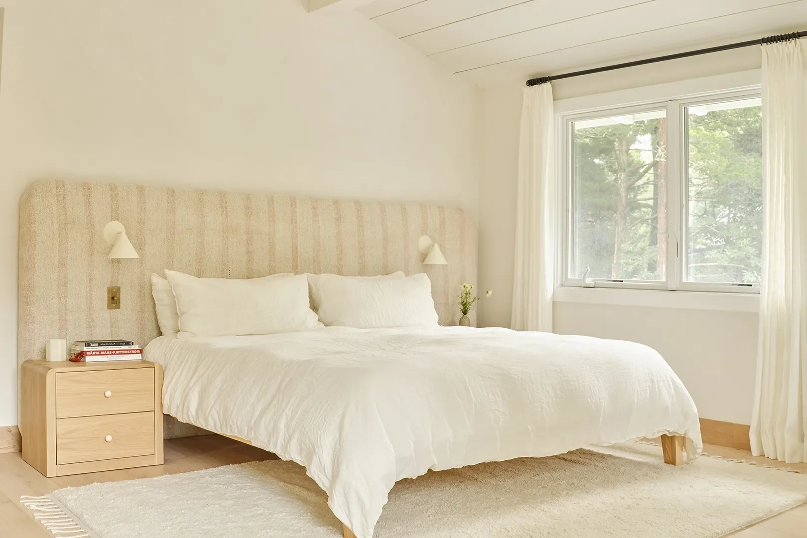 Luminous, Diffused Light Steals the Show in This Serene East Hampton Retreat