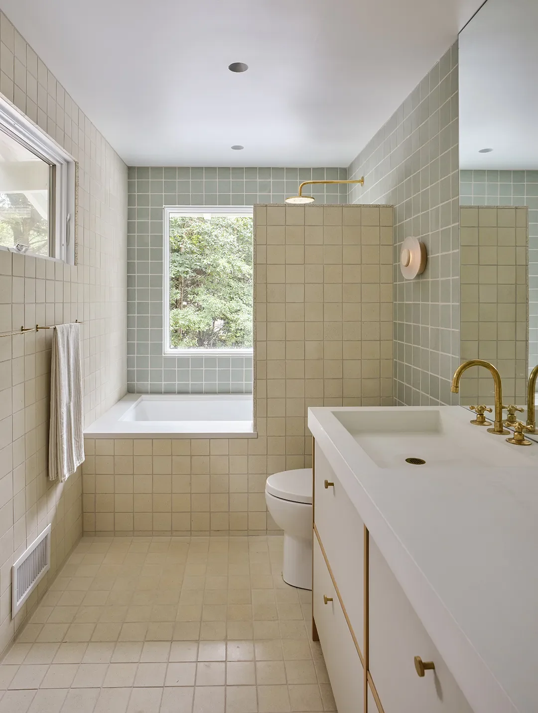 Luminous, Diffused Light Steals the Show in This Serene East Hampton Retreat